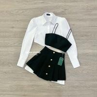ราคา ป้าย Swan เซ็ต 3 ชิ้น เสื้อเชิ๊ตสีขาวแขนยาว พร้อมเซทสีดำ เสื้อครอปสายเดี่ยว มีแต่งโบว์เล็ก มาคู่กับกระโปรงผ้าสีดำอัดพลีท ด้านข้างแต่งผ้าสีขาว และมีแต่งกระดุมตรงกลาง ชุดนี้คุ้มมาก (21758428928)