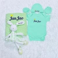 ราคา ชุดรับขวัญเด็กแรกเกิด 6 ชิ้น ของขวัญคุณแม่ ชุดบอดี้สูทปักชื่อ หมวกปักชื่อ ถุงมือ ถุงเท้า ตุ๊กตาปักชื่อ ผ้าห่มปักชื่อ (20566895294)