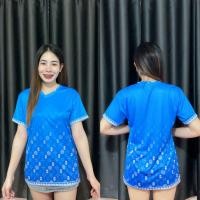 ราคา เสื้อกีฬาแขนสั้น คอวีพิมพ์ลาย ลายไทย เนื้อผ้าไมโครไฟเบอร์ นุ่มสบาย ระบายอากาศได้ดี ใส่ได้ทั้งผู้ชายและผู้หญิง ตัวเสื้อเป็นทรงตรง ใส่เที่ยว ใส่ทำงานได้ สีไม่ตก เนื้อผ้าไม่หดไม่ย้วย (21987049245)