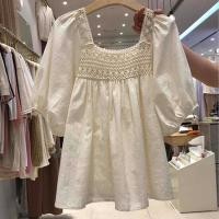 ราคา เสื้อผ้าผู้หญิงไซส์ใหญ่พิเศษสำหรับสาวอวบเสื้อเชิ้ตคอเหลี่ยมเย็บกลวงผู้หญิงใส่แล้วดูผอม 2023 เสื้อแขนพองแบบใหม่ฤดูร้อน (21393819601)