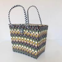 ราคา ตระกร้าสานเส้นพลาสติก ตะกร้าสี่เหลี่ยม อเนกประสงค์มีฝาปิด ตะกร้าใส่ผ้า OTOP ขนาด กว้าง21ยาว29สูง25 CM วัดจากขอบปากตระกร้า sizeM (21984613691)