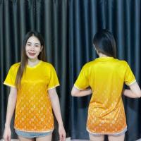 ราคา เสื้อกีฬาแขนสั้น คอวีพิมพ์ลาย ลายไทย เนื้อผ้าไมโครไฟเบอร์ นุ่มสบาย ระบายอากาศได้ดี ใส่ได้ทั้งผู้ชายและผู้หญิง ตัวเสื้อเป็นทรงตรง ใส่เที่ยว ใส่ทำงานได้ สีไม่ตก เนื้อผ้าไม่หดไม่ย้วย (21987049237)