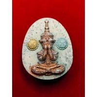 ราคา พระปิดตาทรงเทริดมโนราห์ เนื้อว่านรอยผงตะไบกำไลมโนราห์ พิมพ์ใหญ่ สร้างน้อย จัดสร้างโดย ธรรมสถานจังหวัดกระบี่ โดยท่านอาจารย์ ชัยรัตน์ ด่านวิวัฒนานนท์ พระปิดตาทรงเทริดมโนราห์ เป็นประติมากรรมยุคใหม่ หนึ่ง