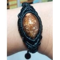 ราคา สร้อยข้อมือเบี้ยแก้ ถักเชือกเทียนสีดำ ขนาด17 19 ซม แบบฟรีไซต์ เบี้ยแก้คละขนาด (21910775576)