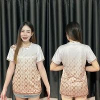 ราคา เสื้อกีฬาแขนสั้น คอวีพิมพ์ลาย ลายไทย เนื้อผ้าไมโครไฟเบอร์ นุ่มสบาย ระบายอากาศได้ดี ใส่ได้ทั้งผู้ชายและผู้หญิง ตัวเสื้อเป็นทรงตรง ใส่เที่ยว ใส่ทำงานได้ สีไม่ตก เนื้อผ้าไม่หดไม่ย้วย (21987049240)