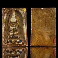 ราคา พระสมเด็จพิมพ์ตุ๊กตาหูบายศรี กรุวังหน้า ฝังเม็ดพลอยหลากสี หลังตะกรุด ลงรักปิดทอง A259 (22000206969)