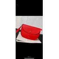 ราคา Shiseido bag กระเป๋าสีแดงผลิตจากวัสดุคุณภาพดี มาพร้อมสายคล้องมือเพื่อการใช้งานที่คล่องตัว ชั้นในมีซิป ส่วนชั้นนอกเปิด ปิดด้วยกระดุมแม่เหล็ก สินค้าสภาพค่อนข้างใหม่ มีรอยยับจากการเก็บนิดๆหน่อยๆ ขนาดกระเ