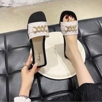 ราคา พร้อมส่ง รองเท้าแตะส้นแบนผู้หญิง รองเท้าแตะแฟชั่น แต่งโซ่ พื้นนุ่ม นิ่มใส่สบาย (17864566548)