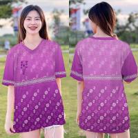 ราคา เสื้อกีฬาแขนสั้น คอวีพิมพ์ลาย ลายไทย เนื้อผ้าไมโครไฟเบอร์ นุ่มสบาย ระบายอากาศได้ดี ใส่ได้ทั้งผู้ชายและผู้หญิง ตัวเสื้อเป็นทรงตรง ใส่เที่ยว ใส่ทำงานได้ สีไม่ตก เนื้อผ้าไม่หดไม่ย้วย (22071708130)