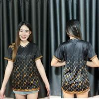 ราคา เสื้อกีฬาแขนสั้น คอวีพิมพ์ลาย ลายไทย เนื้อผ้าไมโครไฟเบอร์ นุ่มสบาย ระบายอากาศได้ดี ใส่ได้ทั้งผู้ชายและผู้หญิง ตัวเสื้อเป็นทรงตรง ใส่เที่ยว ใส่ทำงานได้ สีไม่ตก เนื้อผ้าไม่หดไม่ย้วย (21987049246)