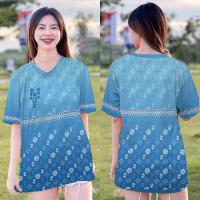 ราคา เสื้อยืดสตรี เสื้อกีฬาแขนสั้น คอวีพิมพ์ลาย ลายไทย เนื้อผ้าไมโครไฟเบอร์ นุ่มสบาย ระบายอากาศได้ดี ใส่ได้ทั้งผู้ชายและผู้หญิง ตัวเสื้อเป็นทรงตรง ใส่เที่ยว ใส่ทำงานได้ สีไม่ตก เนื้อผ้าไม่หดไม่ย้วย (220716