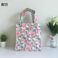 ราคา กระเป๋าผ้าเคลือบกันน้ำ กระเป๋าเคลือบพลาสติก รุ่น R ใส่กล่องข้าว หรือของใช้ส่วนตัวหิ้วไปนอกบ้านได้ (22015343245)