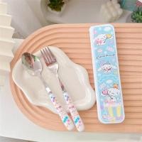 ราคา SANRIO Kuromi ชุดช้อนส้อมสเตนเลส ลาย Hello Kitty My Melody น่ารัก สําหรับเด็ก 3 ชิ้น (21732682273)