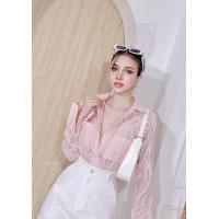 ราคา Tory sweet shirt เชิ๊ตผ้าซีทรูแจ๊คการ์ดนำเข้า ลายสวยแพงมาก สีฉ่ำ ซีทรูเบาๆ ทรงพอดีตัว หรูหราสุดๆ แมชท์ง่ายมาก (22034934457)