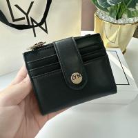ราคา กระเป๋าสตางค์ใบสั้น lyn รุ่นหน้าเข็มขัด ใส่บัตรได้เยอะ (21420741141)