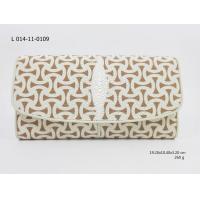 ราคา sale SS กระเป๋าสามพับใหญ่ฝาโค้ง พิมพ์ลาย หนังปลากระเบนแท้ หนังวัวสีครีม (10746015693)