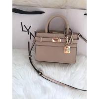 ราคา กระเป๋าสะพายข้าง LYN ทรงใหม่ พร้อมหูจับเเละสายสะพาย เเต่งโลโก้พร้อมป้ายเหล็กห้อย มี 5 สี ทรงสวย (21558809672)