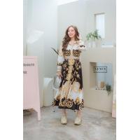 ราคา Versace MaxiDress แม๊กซี่เดรสพิมพ์ลายตามแบบฉบับแบรนด์ดัง งานสวยมากๆนะคะ งานมาพร้อมกับเข็มขัดเข้าชุดกันคะ แต่งกระดุมเรียงหน้าคะ แม๊ทกับรองเท้าผ้าใบก็เก๋คะ (20387517761)