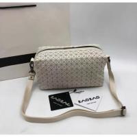 ราคา hot sell Bangkok delivery BAOBAO ISSEY MIYAKE Kuro Saddle Series โต๊ะเคลือบ กระเป๋ากล้องมีซิปปิดกระเป๋าสะพายไหล่ Messenger Unive COD (22104253783)