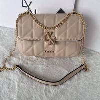 ราคา กระเป๋าสะพายข้าง LYN คอลเล็คชั่นใหม่ ขนาด 9 นิ้ว พร้อมถุงผ้า มีหนังรองบ่า เเต่งโซ่ด้านหน้า (21536251821)