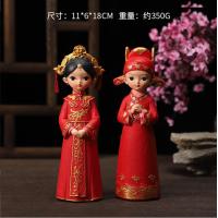 ราคา ตุ๊กตาแต่งงานสไตล์จีนสําหรับตกแต่งและของขวัญ วัสดุเรซิน คู่ของตุ๊กตาด้วยการออกแบบเท้าแขวนสร้างสรรค์ (21682118705)