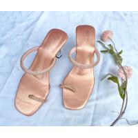 ราคา รองเท้าแฟชั่นผู้หญิง ส้นแก้วใส สูง 2 5 นิ้ว แบบคีบโป้งเพชร เส้นหลังเป็นเส้นเพชรขนาดใหญ่ทำให้กระชับเวลาเดิน ด้านหลังบุกำมะหยี่ ไม่เจ็บา (19565285167)