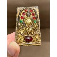 ราคา สมเด็จทรงช้าง หลังหลังเหรียญ ร 5 ประดับพลอยและเครื่องทองเหลือง กรุวัดพระแก้ว (21609076611)