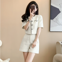 ราคา Suysuy พร้อมส่ง ชุดเซ็ท เสื้อแขนสั้น กางเกงขาสั้น ผ้าสปัน ลวดลายดอกไม้ กระเป๋าสองข้าง ใช้งานได้ กระดุมแต่งลายดอกกุหลาบ (22007523965)