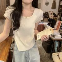 ราคา 82038 เสื้อยืดไหมพรมครอปแขนสั้น คอเหลี่ยม ใส่สบาย ดีเทลสีพื้นลายทางขาวดำ (22149734645)