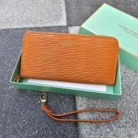 ราคา กระเป๋าสตางค์ผู้หญิงซิปรอบใบยาว หนังลาย ด้านในเป็นสีแดง พร้อมสายคล้องมือ งานสวยพร้อมกล่อง (21402058036)