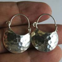 ราคา Beautiful hammered earrings pure silver Thai Karen hill tribe ตำหูเงินกระเหรี่ยงทำจากมือชาวเขางานฝีมือสวยของฝากที่มีคุณค่า การทำใช้ฆ้อนทุบๆเป็นลวดลายสวยงาม (15212435508)