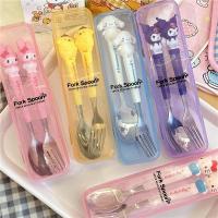 ราคา Sanrio สแตนเลสสตีลชุดบนโต๊ะอาหารน่ารัก Kuromi My Melody Hello Kitty Cinnamoroll ช้อนส้อมชุดแบบพกพากล่องนักเรียนช้อนส้อม (22162561470)
