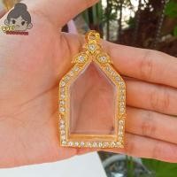 ราคา จัดส่งภายใน1วัน กรอบพระ กรอบพระชุบทองล้อมเพชร ใส่ขุนแผนห้าเหลี่ยม กว้าง2 9 สูง4 7ซม ขนาดจอกระจก มีห่วงและยางรองแถมให้พร้อมใส่ (22024310533)