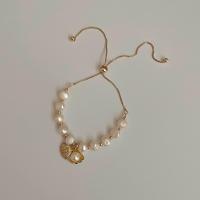 ราคา Shellandgold สร้อยข้อมือมุกน้ำจืดแท้ แบบรูดปรับระดับ มาพร้อมจี้เปลือกหอยตลับ และ จี้ปลาดาว มีให้เลือก 2 สี (22053409006)