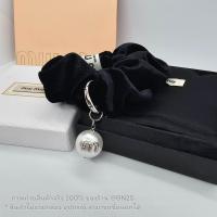 ราคา Miu Miu Velvet scrunchie ผ้ารัดผมมิว มิว งานผ้ากำมะหยี่ รัดด้วยห่วงตุ้มไข่มุกโลโก้ M ประดับคริสตัล (21835693006)