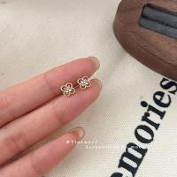 ราคา ต่างหูรูปใบโคลเวอร์ฝังสี่ใบของเกาหลีสำหรับนักเรียนหญิงพลอยเทียมสีทองของขวัญที่ละเอียดอ่อน (21649516394)