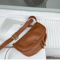 ราคา กระเป๋าใบเล็กสะพายไหล่ กระเป๋าสำหรับผู้หญิง Crossbody หนัง PU ช่องซิปใส่ของ 2 ช่อง มีสีดำ ครีม น้ำตาล (22131835263)
