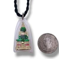 ราคา จี้พระแก้วมรกต จี้พระแก้วมรกตพร้อมสร้อยเชือกร่ม กรอบพลาสติ๊กกันน้ำ พระคู่บ้านคู่เมือง (21761784490)