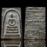 ราคา พระสมเด็จวัดระฆังพิมพ์ใหญ่ อกร่อง เกศทะลุซุ้ม หลังกระดาน เนื้อดำใบลาน แก่มวลสาร โรยผงตะไบ A64 (22051739524)