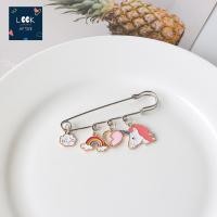 ราคา Look After เข็มกลัด ห้อยตุ้งติ้ง น่ารักไปไหน สินค้าพร้อมส่งจากไทย (10626148452)