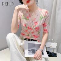 ราคา REHIN เสื้อยืดคอวีลึกทั่วไปสำหรับผู้หญิงแขนสั้นพิมพ์ลายใหม่2024ฤดูร้อน บอดี้สูทหญิง (22155041495)