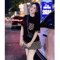 ราคา ชุดเซท Dior งานป้าย Tag Dior ได้ทั้งเสื้อและกระโปรง เสื้อมีกระเป๋าหน้าอก ใช้งานได้จริง เสื้อเป็นผ้าคอตตอนเนื้อดี มึแต่งขอบแขนเก๋ๆ อก 40 นิ้ว ยาว 25 นิ้ว กระโปรงบาน เอวยางยืด ผ้าเกร็ดปลา มีน้ำหนัก เอว 