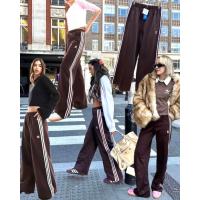 ราคา ADS sweatpants 430 สีใหม่สีน้ำตาลสวยมากก กางเกงวอร์มขายาวเอวสูง ดีเทลเป็นงานปักโลโก้นะคะ ทรงสวย ผ้าเนื้อนุ่มอย่างดี ไม่ยับง่าย นิ่มใส่สบายมากคะ เอวยางยืด ดีเทลแต่งแถบด้านข้าง และมีกระเป๋าใช้งานได้จริง