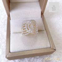 ราคา แหวนเพชรแถวหน้ากว้างเจ็ดแถวเรียงโค้งตรงกลาง ขนาดฟรีไซต์ สวยทันสมัยและหรูหรา (21618119320)