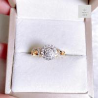 ราคา แหวนเพชรกระจุกทรงกลมตัดขอบสีทองขาวล้อมเพชรพร้อมบ่าข้างสวยหรู ขนาดฟรีไซค์ (21529294038)