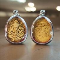 ราคา จี้ จี้พระพิฆเนศ พระพิฆเนศปางรีนาโมจัน กรมศิลปากร ด้านหลังเป็นสัญลักษณ์โอม เนื้อผงอิทธิเจ กรอบสแตนเลส (22116020296)