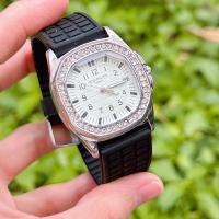 ราคา นาฬิกาข้อมือ ยี่ห้อหรู สายยางนิ่ม หน้าปัดเลขประดับเพชรเพชร ขนาด 36mm มีวันที่ พร้อมกล่องหนังแบรนฟรีนะคะ (11723460266)