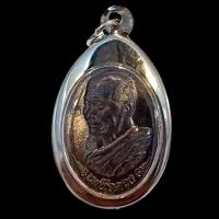 ราคา K480 K481 เหรียญเหนือดวง หลวงปู่ศิลา หลวงปู่มหาศิลา สิริจันโท วัดโพธิ์ศรีสะอาด อ เมือง จ กาฬสินธุ์ ปี 2562 กรอบ สแตนเลส แท้ ขนาด 4x3 cm (22199280555)