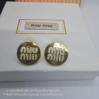 ราคา Miu Miu Logo Earrings ต่างหูเจาะโลโก้ มิว มิว ตัวงานวงกลม มี 2 สี ด้านหลังงานปั๊ม แมดอิน ราคา 189 ไม่รวมกล่อง (21231008775)