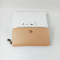 ราคา Guy Laroche กระเป๋าสตางค์ผู้หญิงใบยาว ซิปรอบ สี beige หนังลาย อะไหล่ทอง หนังแท้100 (21941848496)